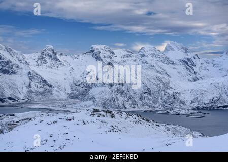 Winteransichten vom Ryten-Gipfel (Lofoten, Norwegen) ESP: Vistas invernales desde la cima del Ryten (Lofoten, Noruega) Stockfoto