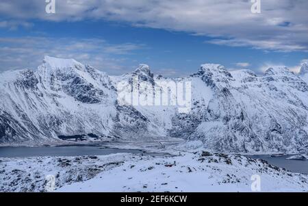 Winteransichten vom Ryten-Gipfel (Lofoten, Norwegen) ESP: Vistas invernales desde la cima del Ryten (Lofoten, Noruega) Stockfoto