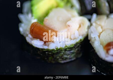 Nahaufnahme eines appetitlichen Stückes Sushi Stockfoto