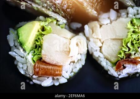 Nahaufnahme eines appetitlichen Stückes Sushi Stockfoto