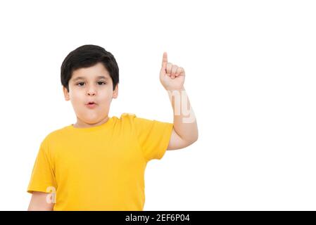 Junge niedlich beiläufige asiatische junge zeigen Finger nach oben mit überraschend Gesicht und Mund offen ..oh - isoliert auf weißem Hintergrund Stockfoto