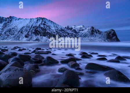 Wintersonnenaufgang in Unstad Beach (Lofoten, Norwegen) ESP: Amanecer invernal en la playa de Unstad (Lofoten, Noruega) Stockfoto