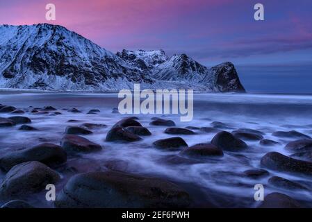 Wintersonnenaufgang in Unstad Beach (Lofoten, Norwegen) ESP: Amanecer invernal en la playa de Unstad (Lofoten, Noruega) Stockfoto