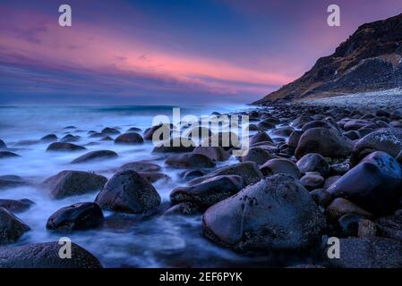 Wintersonnenaufgang in Unstad Beach (Lofoten, Norwegen) ESP: Amanecer invernal en la playa de Unstad (Lofoten, Noruega) Stockfoto