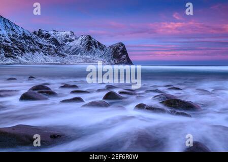 Wintersonnenaufgang in Unstad Beach (Lofoten, Norwegen) ESP: Amanecer invernal en la playa de Unstad (Lofoten, Noruega) Stockfoto