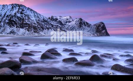 Wintersonnenaufgang in Unstad Beach (Lofoten, Norwegen) ESP: Amanecer invernal en la playa de Unstad (Lofoten, Noruega) Stockfoto