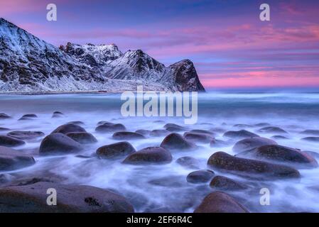 Wintersonnenaufgang in Unstad Beach (Lofoten, Norwegen) ESP: Amanecer invernal en la playa de Unstad (Lofoten, Noruega) Stockfoto