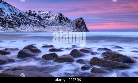 Wintersonnenaufgang in Unstad Beach (Lofoten, Norwegen) ESP: Amanecer invernal en la playa de Unstad (Lofoten, Noruega) Stockfoto