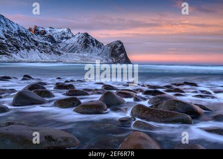 Wintersonnenaufgang in Unstad Beach (Lofoten, Norwegen) ESP: Amanecer invernal en la playa de Unstad (Lofoten, Noruega) Stockfoto