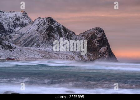 Wintersonnenaufgang in Unstad Beach (Lofoten, Norwegen) ESP: Amanecer invernal en la playa de Unstad (Lofoten, Noruega) Stockfoto