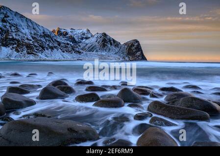 Wintersonnenaufgang in Unstad Beach (Lofoten, Norwegen) ESP: Amanecer invernal en la playa de Unstad (Lofoten, Noruega) Stockfoto