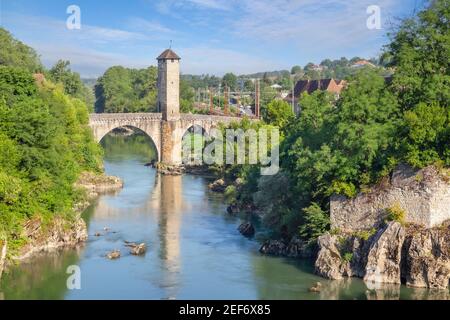 Orthez, Frankreich. Blick auf die romanische Brücke Le Pont Vieux über den Fluss Ousse Stockfoto