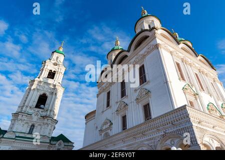 Schöne Aussicht auf die Kathedrale in Astrachan kreml Spätherbst, Russland Stockfoto