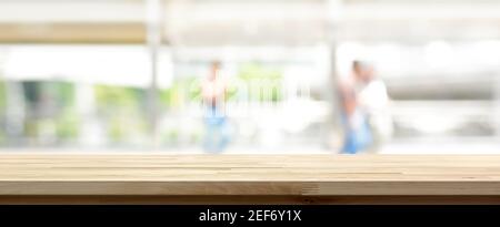 Holz-Tischplatte auf Blur abstrakten Hintergrund aus Outdoor-überdachte Gehweg in der Stadt, Panorama-Banner - kann für Display oder Montage Ihrer Produktion verwendet werden Stockfoto