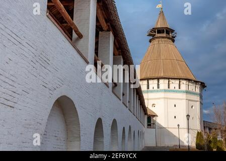 Schöne Aussicht auf Red Gate Tower in Astrachan kreml Spätherbst, Russland Stockfoto