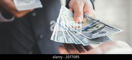 Geschäftsmann Geld geben oder bezahlen, US-Dollar-Scheine - Web-Banner Stockfoto