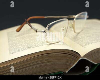 Altes Buch mit Lesebrille Stockfoto