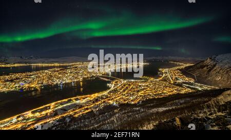 Winter Nordlichter über Tromsø, vom Aussichtspunkt Fjellstua aus gesehen Utsiktpunkt auf der Bergbahn Fjellheisen Tromsø (Tromsø, Norwegen) Stockfoto