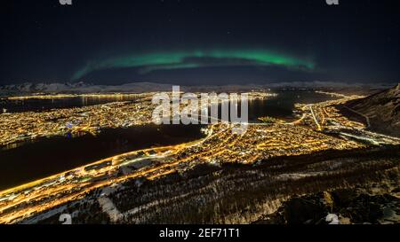 Winter Nordlichter über Tromsø, vom Aussichtspunkt Fjellstua aus gesehen Utsiktpunkt auf der Bergbahn Fjellheisen Tromsø (Tromsø, Norwegen) Stockfoto