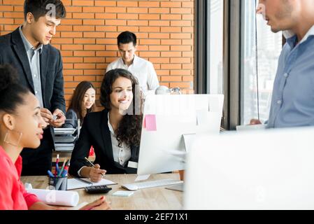 Multiethnics Casual Geschäftsleute in Co-Working-Raum Stockfoto