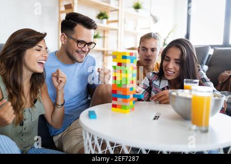 Glückliche Gruppe von Freunden haben Spaß und Brettspiel spielen Gemeinsam Stockfoto