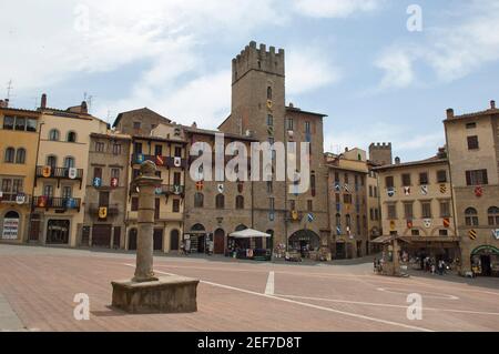 Europa, Italien, Toskana, Arezzo, Piazza Grande und Palazzo della Fraternita dei Laici, Loggia Vasari, Stockfoto