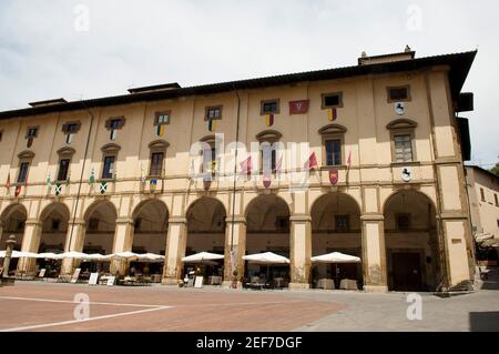 Europa, Italien, Toskana, Arezzo, Piazza Grande und Palazzo della Fraternita dei Laici, Loggia Vasari, Stockfoto