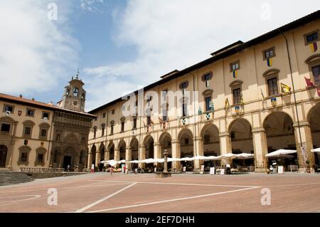 Europa, Italien, Toskana, Arezzo, Piazza Grande und Palazzo della Fraternita dei Laici, Loggia Vasari, Stockfoto