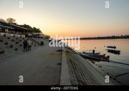 Ufer der Donau und Fluss Marina mit Angeln und Freizeitboote in Belgrad, Serbien. Stockfoto