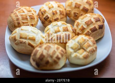 Teller voll mit frisch gebackenen Scones Stockfoto