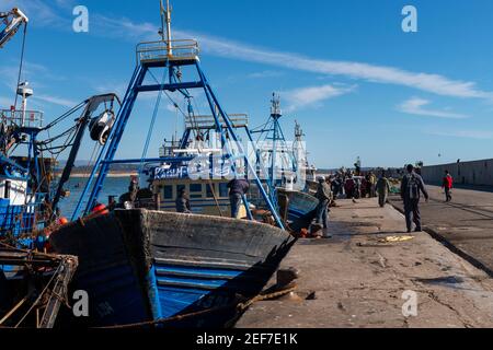 Essaouira, Marokko - 15. April 2016: Fischer im Hafen bei der Stadt Essaouira, mit den traditionellen Fischerbooten, an der Atlantikküste o Stockfoto