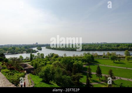 Der Fluss Sava fließt in die Donau Luftpanorama von der Belgrader Festung Kalemegdan in Belgrad, Serbien. Stockfoto