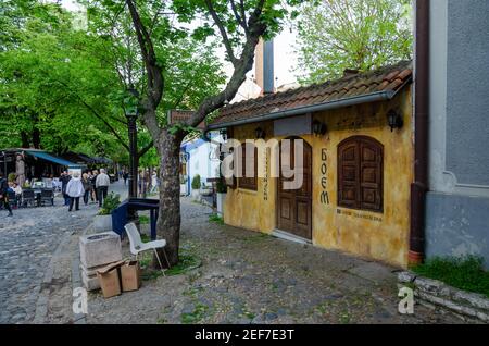 Belgrad historischen Ort Skadarlija mit Bäumen, Cafés, gepflasterten Gassen und Gassen in der Innenstadt. Böhmische Straße mit Bars und Restaurants. Stockfoto