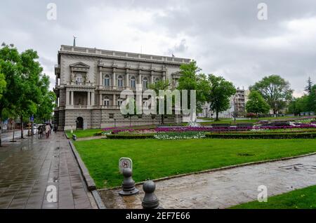Stadt ​​park und alte massive Gebäude mit Ornamenten in Belgrad, Serbien. Stockfoto