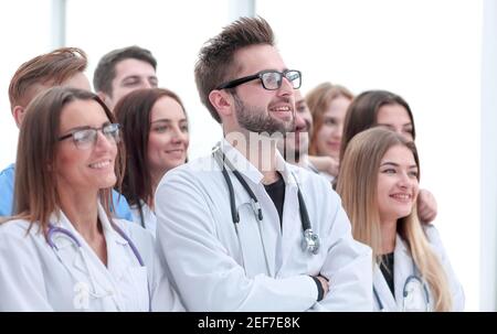Große Gruppe von Ärzten gratulieren einander mit Applaus Stockfoto