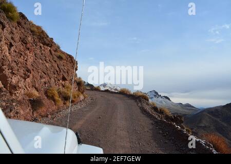 Death Valley, California, USA - 23. Dezember 2019 - weißer Jeep Wrangler Sahara auf der Titus Canyon Road in den Amargosa Mountains auf dem roten Pass Stockfoto