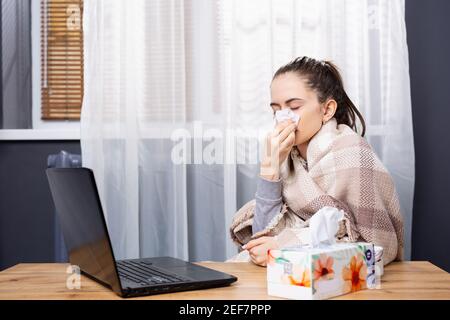 Kaukasische kranke Brünette, junge Frau zu Hause bleiben und rufen Sie Arzt über Telemedizin-Service für medizinische Beratung mit Laptop fragen Stockfoto