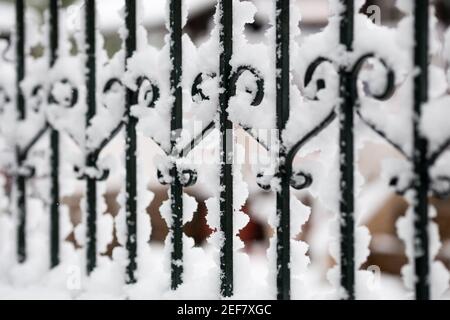 Schmiedeeisernes Gitter im Schnee Stockfoto