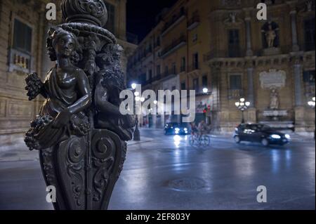Europa, Italien, Sizilien, Palermo, Quattro Canti, Oder Vigliena Quadrat, Achteck oder die Sonne, oder Theater der Sonne, Nacht, Detail der Straßenbeleuchtung. Stockfoto