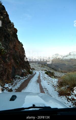 Death Valley, California, USA - 23. Dezember 2019 - weißer Jeep Wrangler Sahara auf der Titus Canyon Road in den Amargosa Mountains auf dem roten Pass Stockfoto