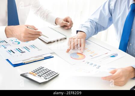 Geschäftsleute diskutieren und analysieren finanzielle Dokumente Stockfoto