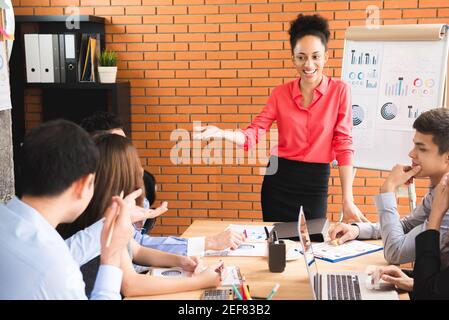 Afro-karibische Geschäftsfrau, die ihren Kollegen in der Rede ist Besprechung Stockfoto