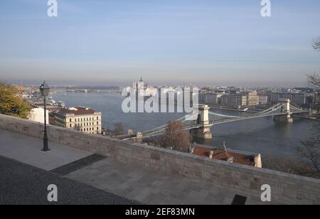 Die berühmte Kettenbrücke, Szechenyi-Brücke, über die Duna (Donau), von der Burg aus gesehen, Budapest, Ungarn. Stockfoto