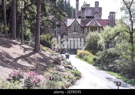 Cragside House Rothbury Northumberland viktorianische Bäume Baumgarten Blumen Hügel Hügel mit rosafarbenen Schornsteinen Stockfoto