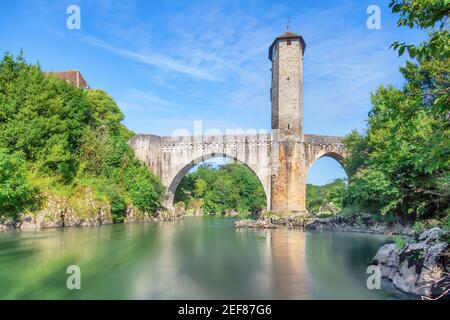 Orthez, Frankreich. Blick auf die alte römische Steinbrücke über den Fluss Ousse Stockfoto