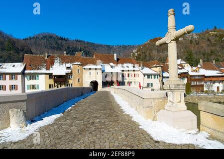 Sehen Sie die Brücke von Johannes von Nepomuk über den Doubs-Fluss und das malerische Saint Ursanne, Kanton Jura, Schweiz. Stockfoto