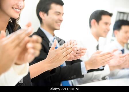 Eine Gruppe von Geschäftsleuten klatscht beim Treffen in die Hände Stockfoto