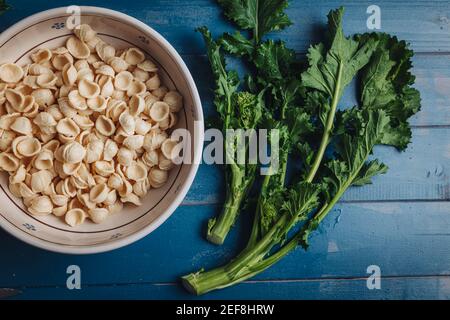 Traditionelles apulisches Gericht mit Orecchiette-förmigen Nudeln und Rüben-Tops Gemüse Stockfoto