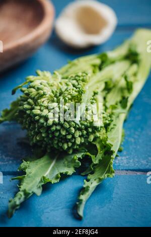 Traditionelles apulisches Gericht mit Orecchiette-förmigen Nudeln und Rüben-Tops Gemüse Stockfoto