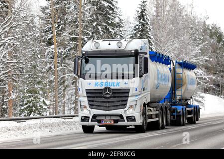 Blau und weiß Mercedes-Benz Actros Tankwagen von K-S Bulk Oy LKW entlang Highway 52 durch ländliche Winterlandschaft. Salo, Finnland. Februar 12, 2021 Stockfoto